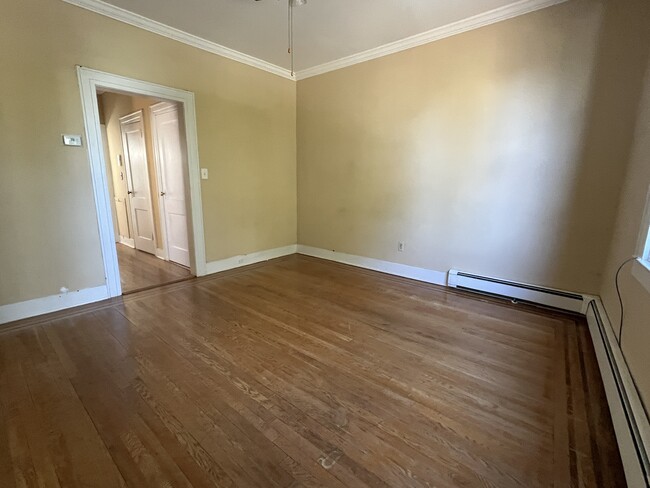 HARDWOOD FLOORS THROUGHTOUT! - 38 River Edge Rd