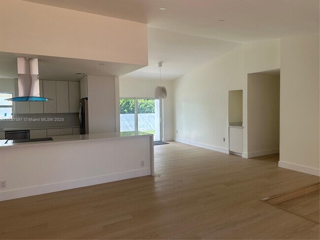 Foto del edificio - 4499 SW 14th St