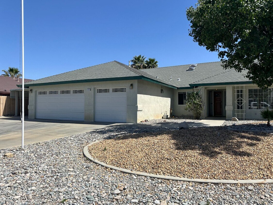Foto principal - 4 bed, 2 bath home in desirable North West...