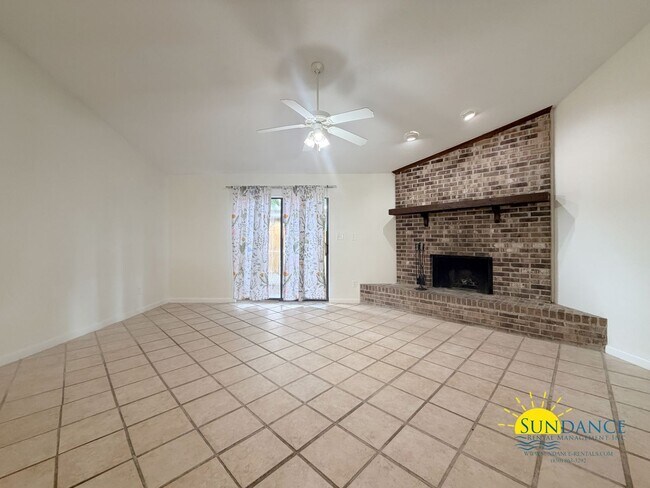 Building Photo - Beautiful 2 Bedroom townhome in Fort Walton Beach in between Hurlburt Field & Eglin Airforce Base!