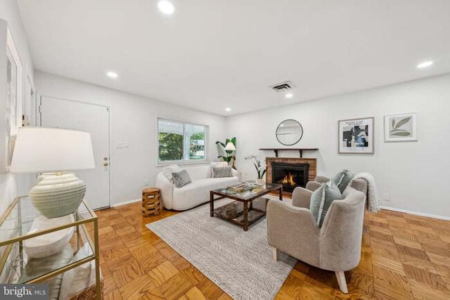 Building Photo - 6206 Yosemite Dr