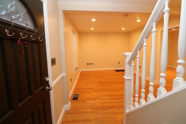 Building Photo - 254 Broadway