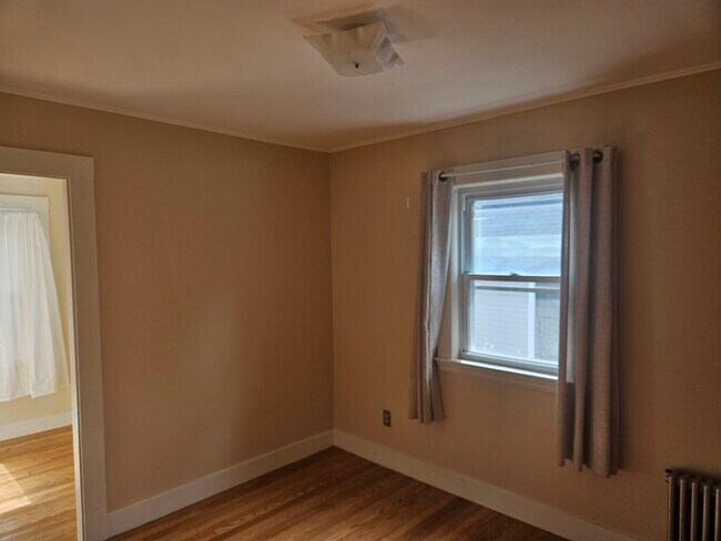 Middle BR - 19 Porter St
