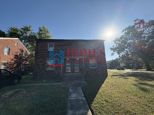 Building Photo - Two Bedroom Townhome | Fenced in Back Yard