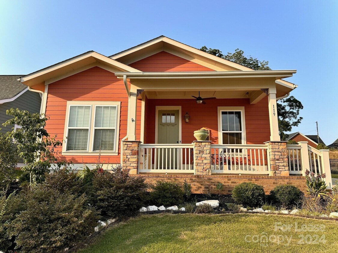 Primary Photo - 119 Aquinas Wy