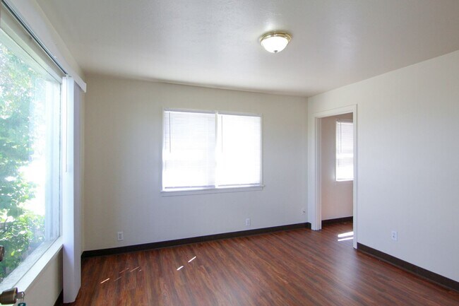 Foto del edificio - Duplex for Rent in Redding CA | Near Downtown, Laundry Hookups, Yard