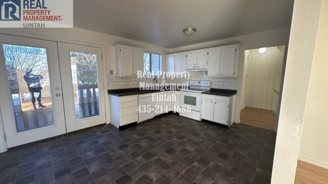 Building Photo - 3 Bedroom, 1.5 Bath Town home.