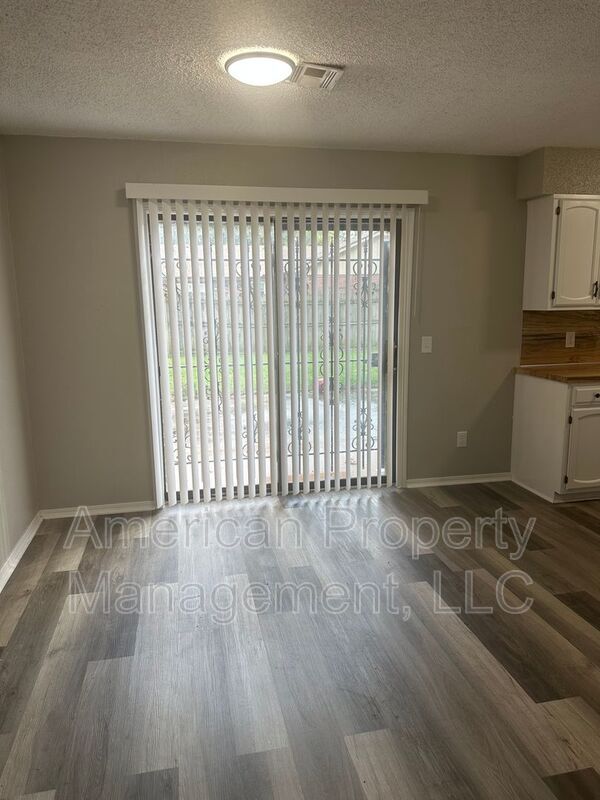 Building Photo - 1562 E 68th St