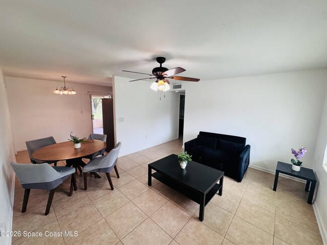 Building Photo - 1812 Oakwood Dr