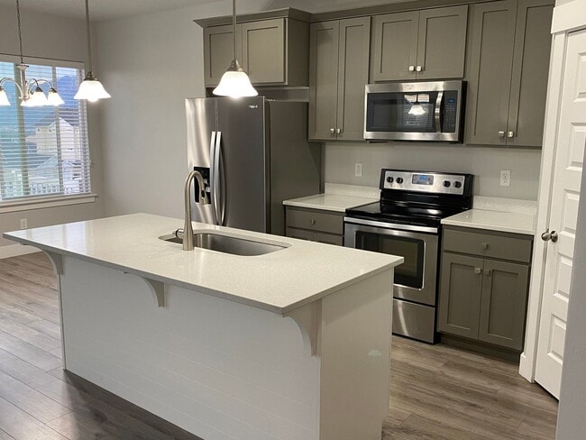 Building Photo - Lovely Townhome For Rent
