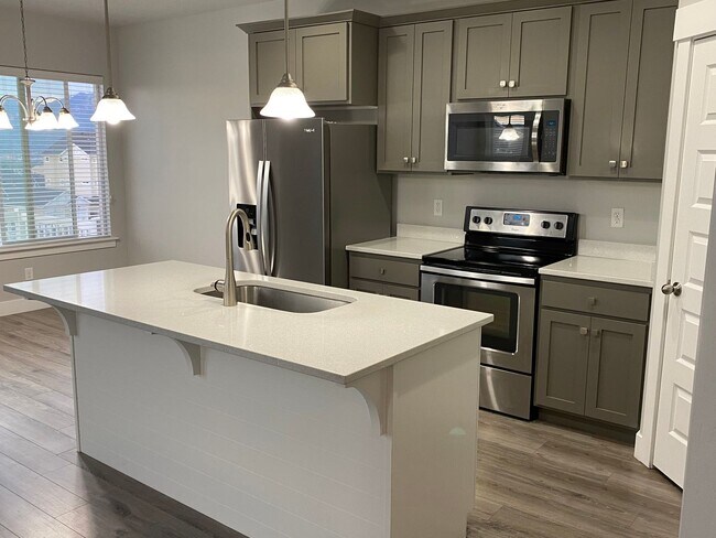 Foto del edificio - Lovely Townhome For Rent