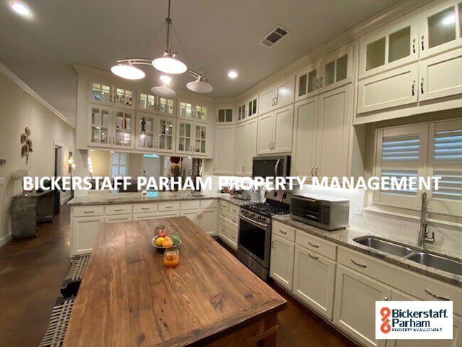 Building Photo - Introducing a charming 2-bedroom, 2-bathro...