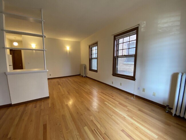 Foto del edificio - 1 Bed 1 Bath Historic Preserved Douglas Apartments in Desirable Lowry Hill Available April 1st.