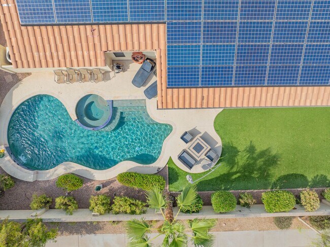 Foto del edificio - 4 bed 2.5 bath single level with pool in s...