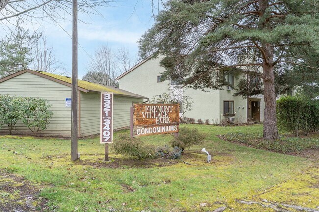 Foto del edificio - SPACIOUS 3 BEDROOM CONDO! CONVENIENT LOCATION!