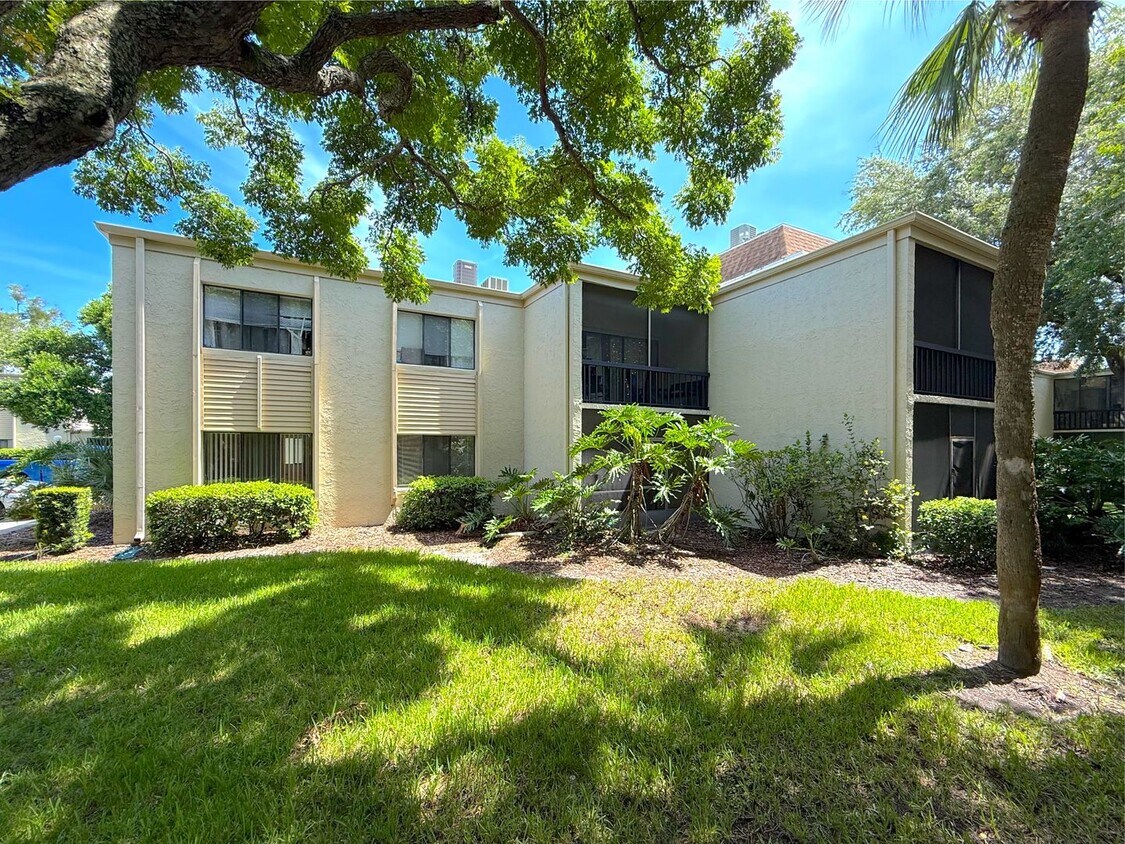 Foto principal - Lovely 2 bed 2 bath, ground floor condo in...