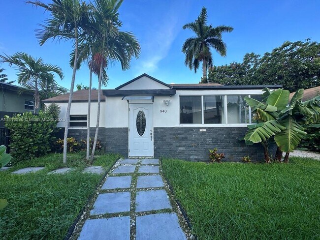 Foto del edificio - 940 NW 22nd Ct