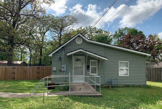 Vista de calle - 620 N Wright St