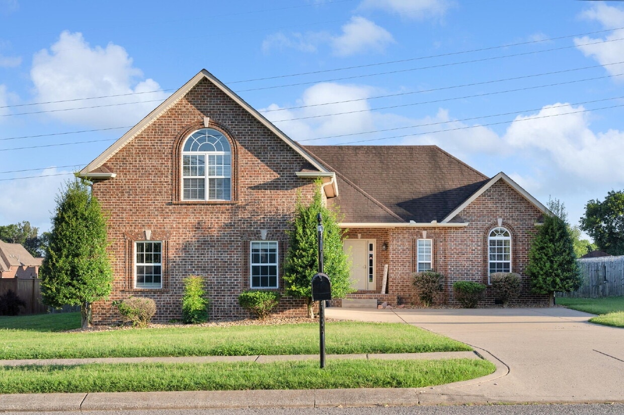 Primary Photo - FULLY and Tastefully furnished 3 bedroom h...