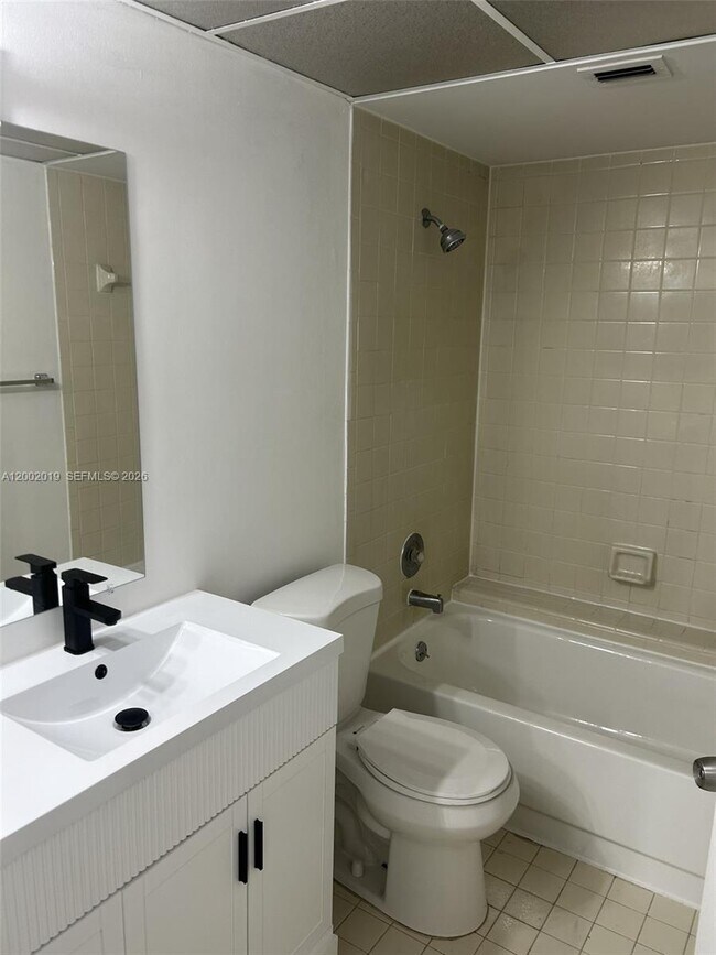 Foto del edificio - 8290 Lake Dr