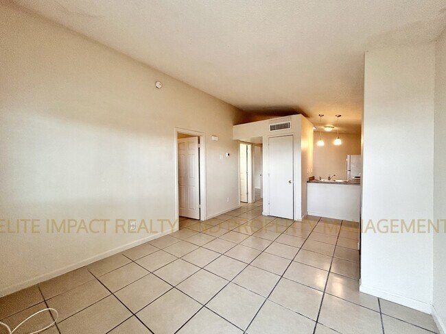 Foto del edificio - 425 E Thoroughbred St