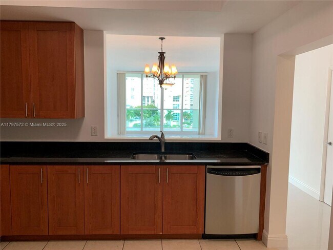 Foto del edificio - 3340 NE 190th St