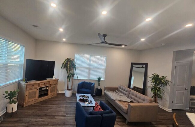 Building Photo - 9 Whispering Oaks Cir