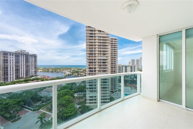Foto del edificio - 19400 Turnberry Way