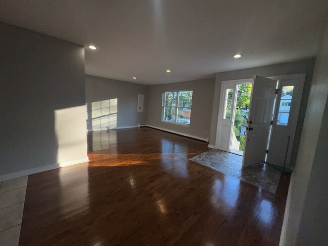 Foto del edificio - 83 Whittier Dr