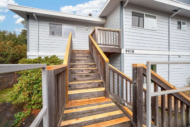 Foto del edificio - Top floor Duplex in Kent.  4 beds 2 bath with Very large fenced yard and 2 car garage. RENT $3295...