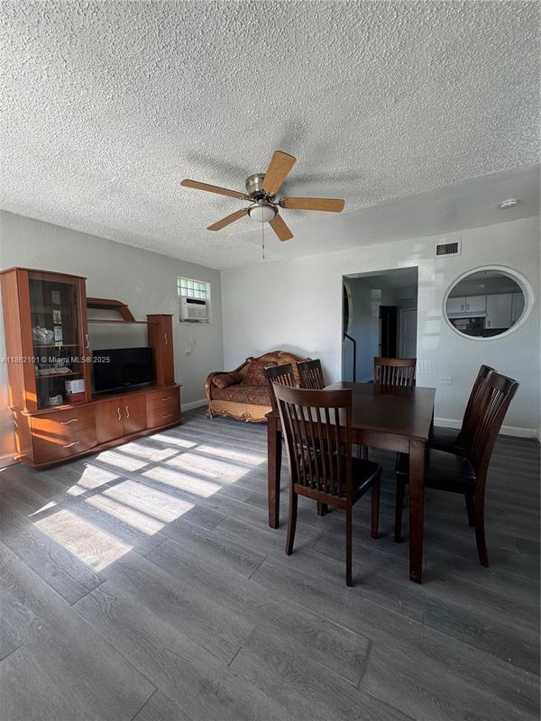 Foto principal - 7802 NW 8th Ave