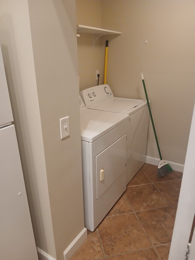 Building Photo - 1319 Villa Ln