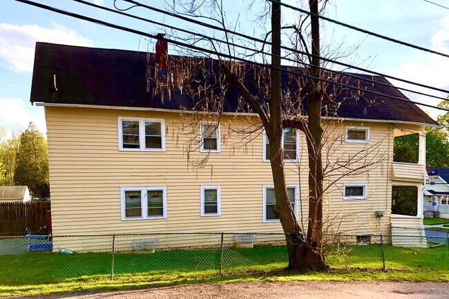 Foto del edificio - 50 Pinewood Ave