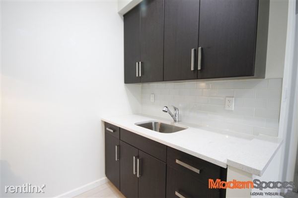 Building Photo - 2765 Crescent St