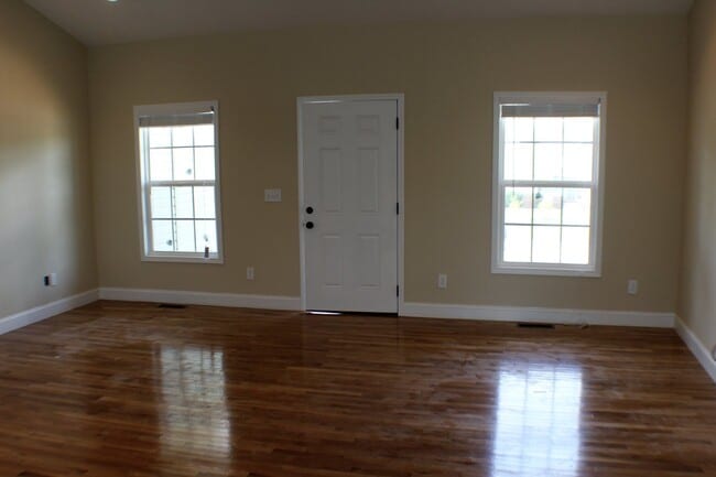 Building Photo - Contemporary 3BD 2 BA Home