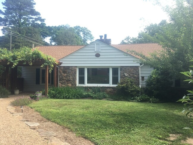 Foto del edificio - Wonderful Kenilworth location! Lovely landscaping and beautiful hardwood flooring!