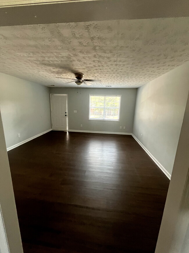 living room - 2606 Kennon Ct