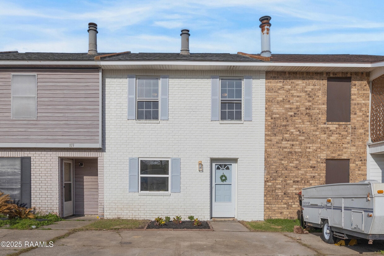 Primary Photo - 121 Courtney Dr