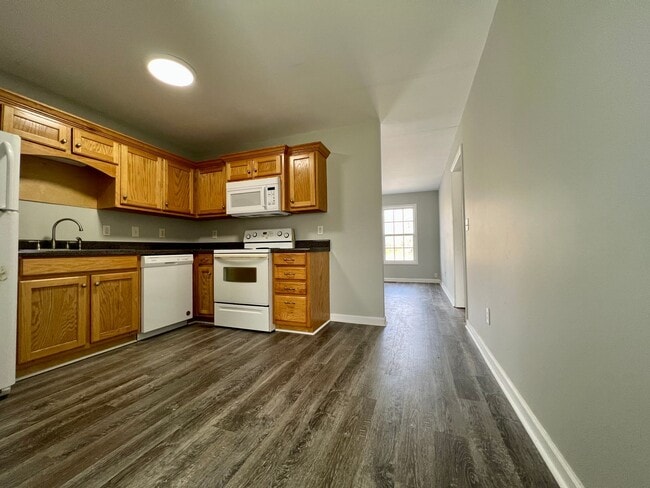 Building Photo - 2 Bedroom Duplex House with Yard