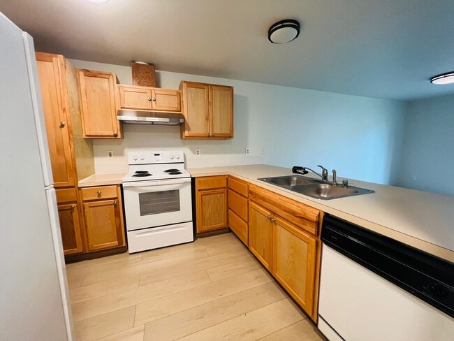 Building Photo - Adadow - Duplex E Broadway