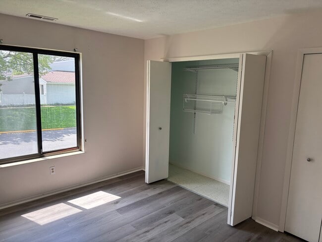 Foto del edificio - 250 Deepwood Dr