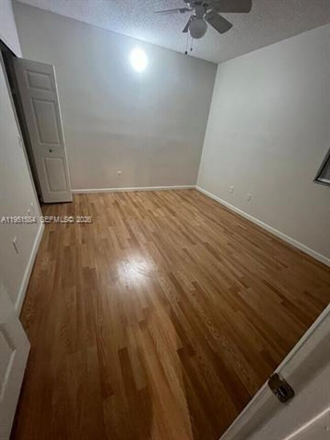 Foto del edificio - 3245 NE 184th St