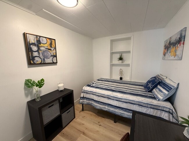 Building Photo - Affordable Private Guy Room in Avenues/University Area - Main Floor