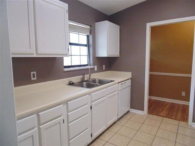Building Photo - Spartanburg - 3Bd/2Ba - 1205SF