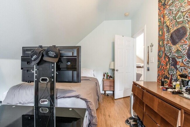 Foto del edificio - 2404 Thornton Rd