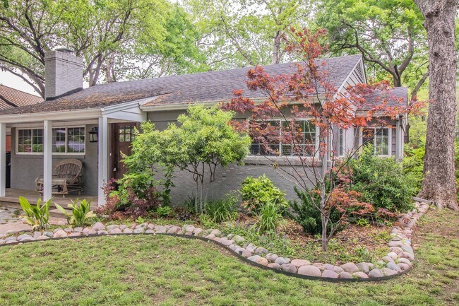 Building Photo - Awesome CRESTWOOD Home!!!