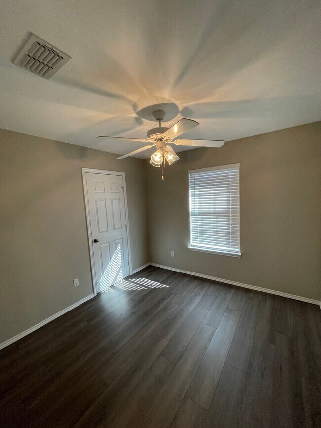 Building Photo - Stunning 3 Bedroom with Hard Surface Flooring Throughout!