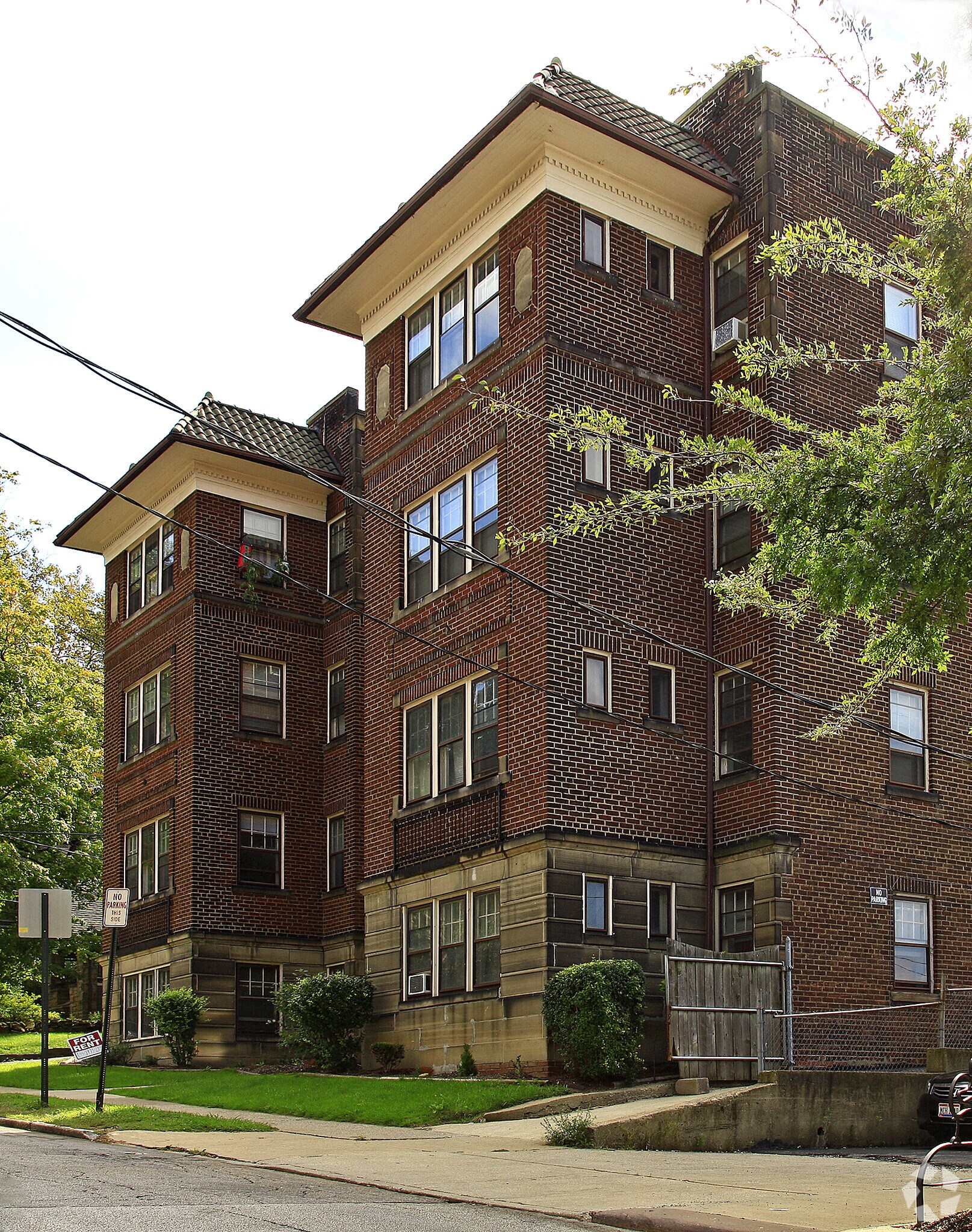 2814 Hampshire Rd Cleveland, OH 44118 – photo 2