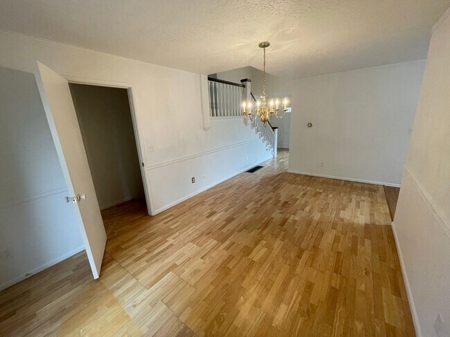 Building Photo - 3 br, 3 bath House - 1983 SW Camelot Ct.