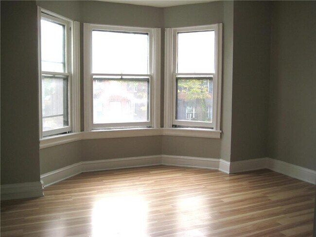 Building Photo - 113 E Broad St